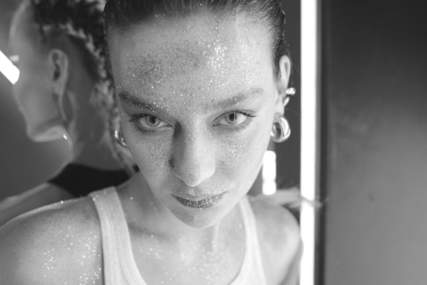 Trasformazione teatrale drammatica con trucco artistico